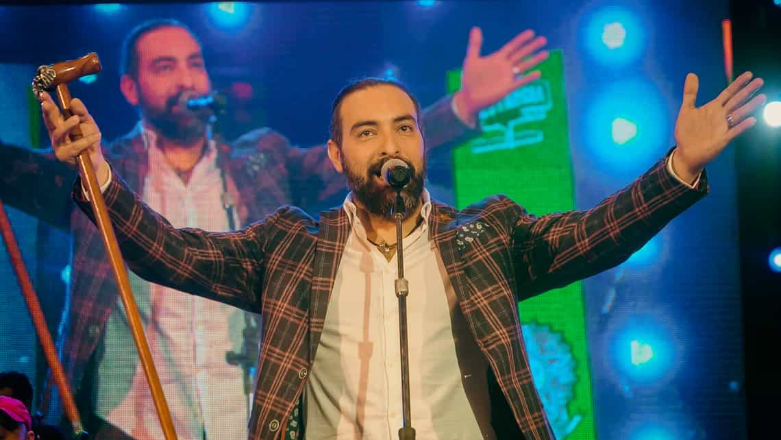 Canhtante se dirige al publico durante festival de musica popular cubana