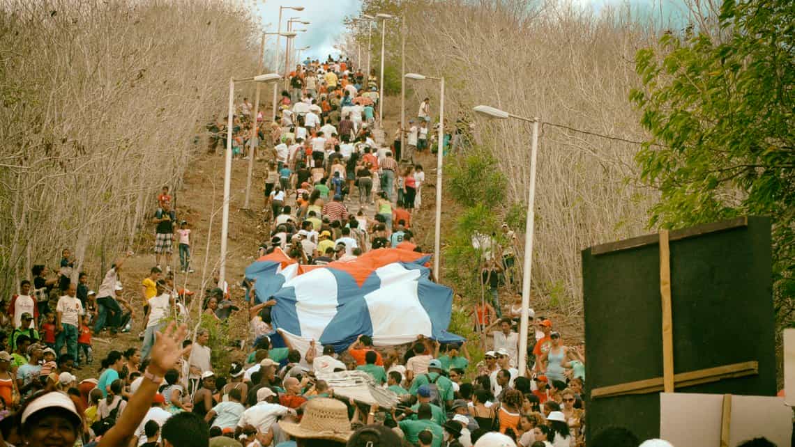 Bandera cubana sube la escalera con destino a la cima de la Loma de la Cruz en Holguín durante las Romerías de Mayo