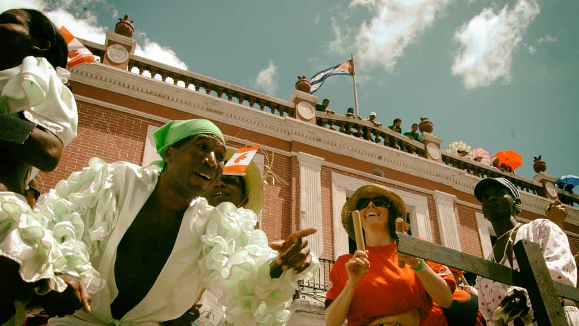 Turistas y artistas bailan en las calles de Holguín