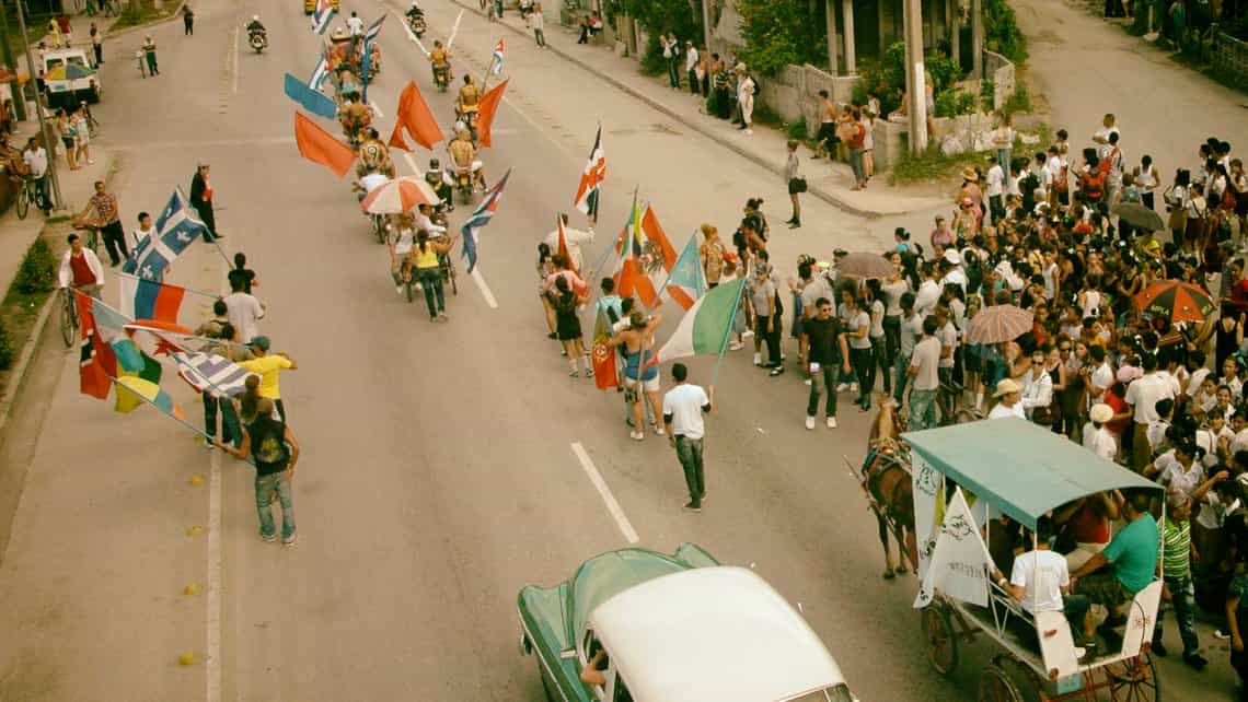 Holguineros recorren las calles con destino a la Loma de la Cruz