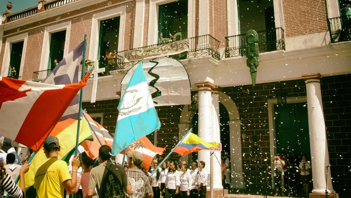 Banderas de varios paises desfilan por Holguín en las Romerías de Mayo