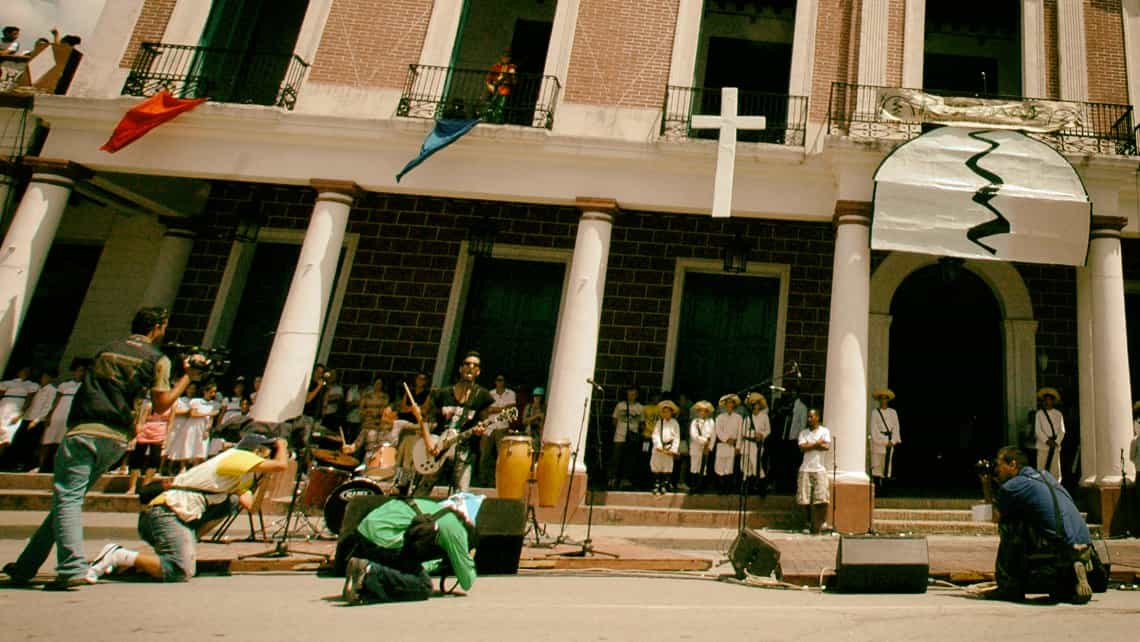 Fotografos toman fotos de concierto musical durante las Romerías de Mayo