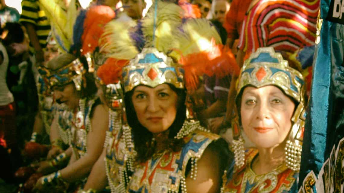 Turistas disfrazados disfrutan de las Romerías de Mayo