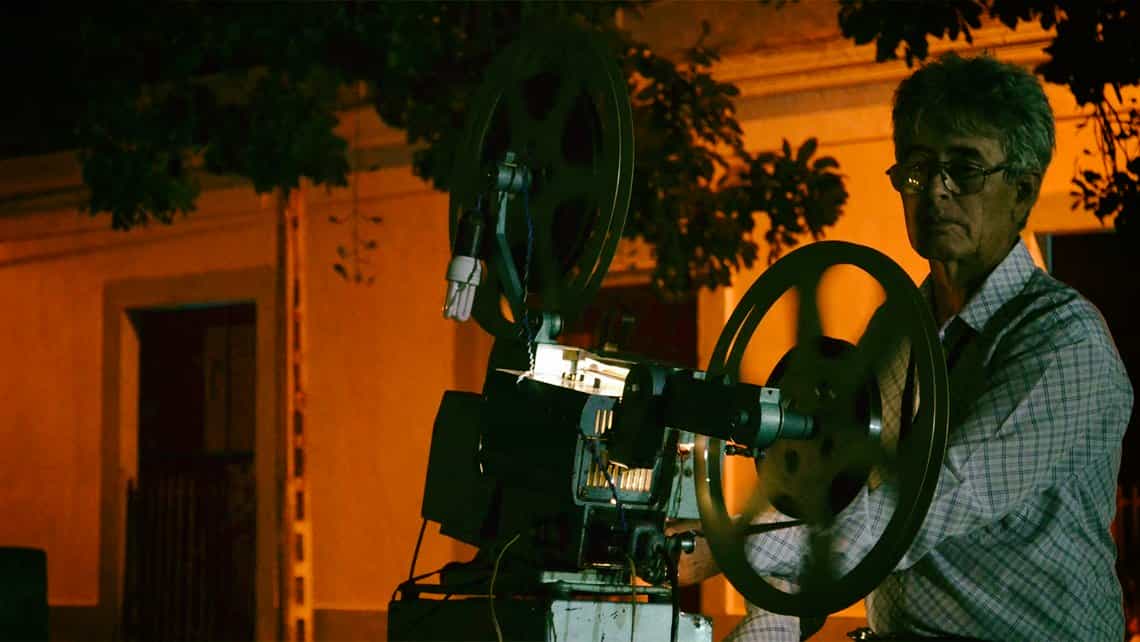 Proyeccion de cine durante el Festival de Cine de Gibara en la plaza principal del poblado