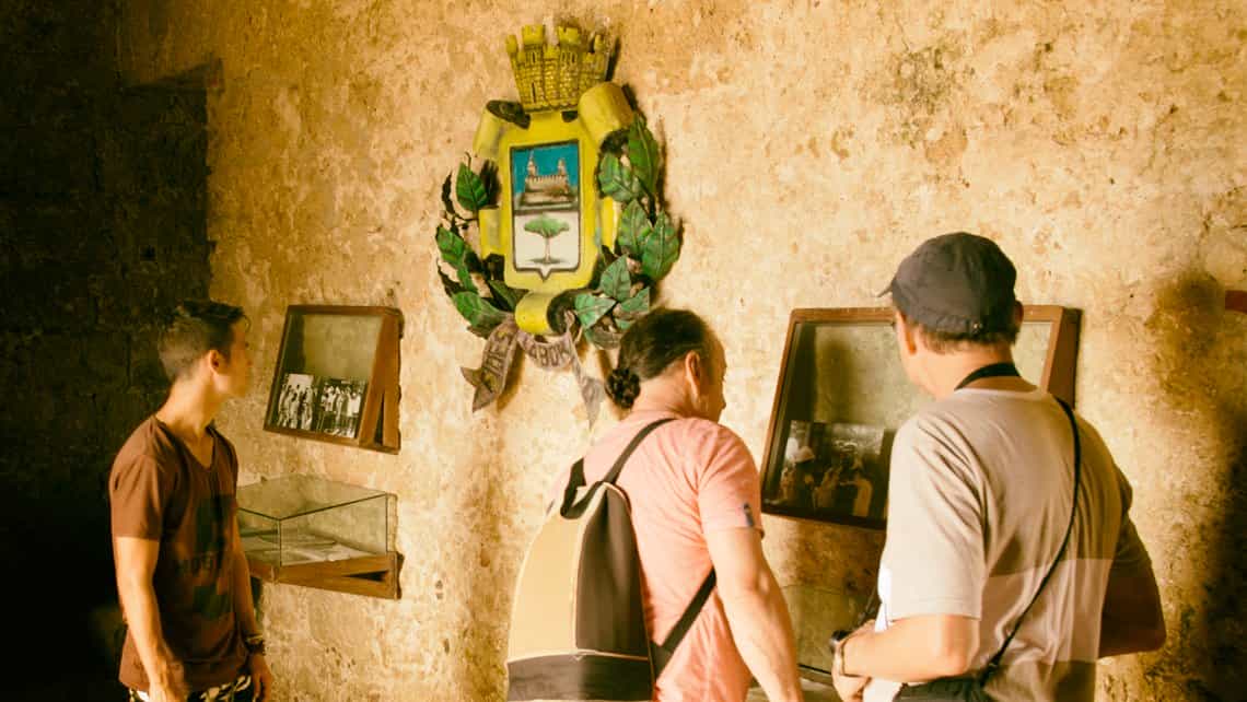 Turistas observan con atencion las piezas en exhibicion en el Museo de la Fortaleza del castillo de Jagua en la Ciudad de Cienfuegos