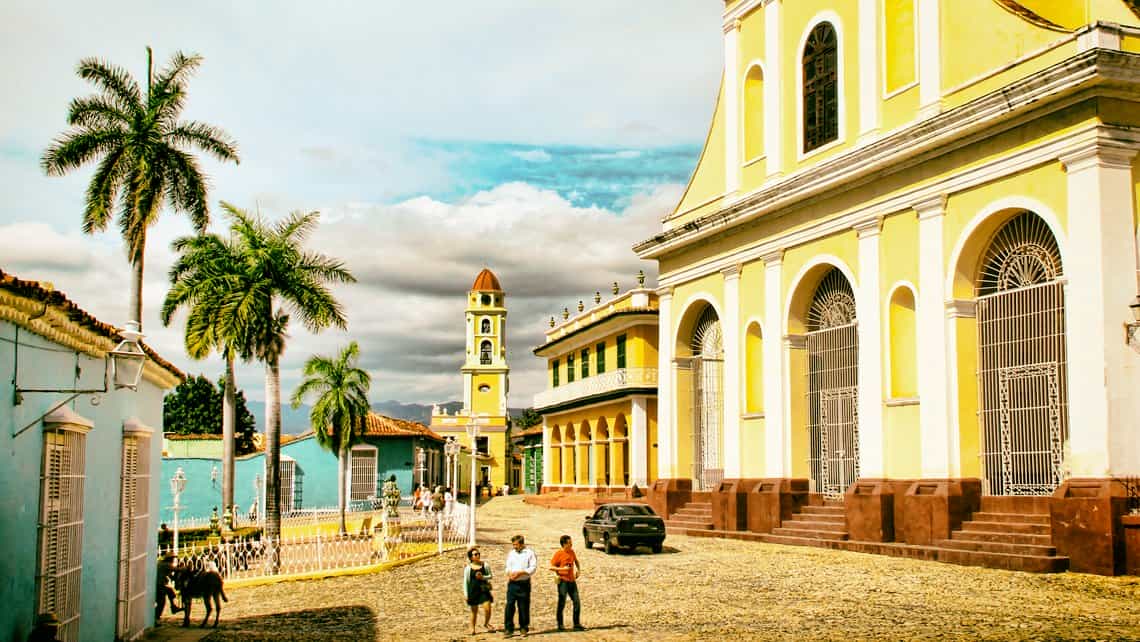 Linda vista de la Plaza Mayor de Trinidad de Cuba