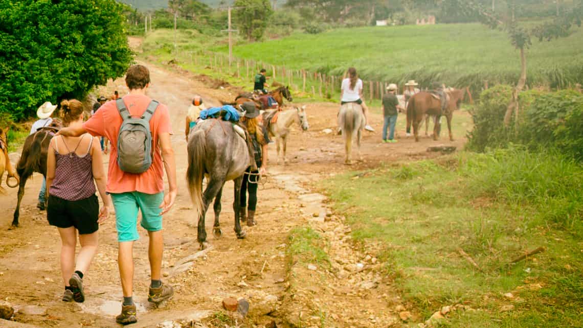 Turistas se preparan para emprender el recorrido al Hoyo del Pilón en Trinidad