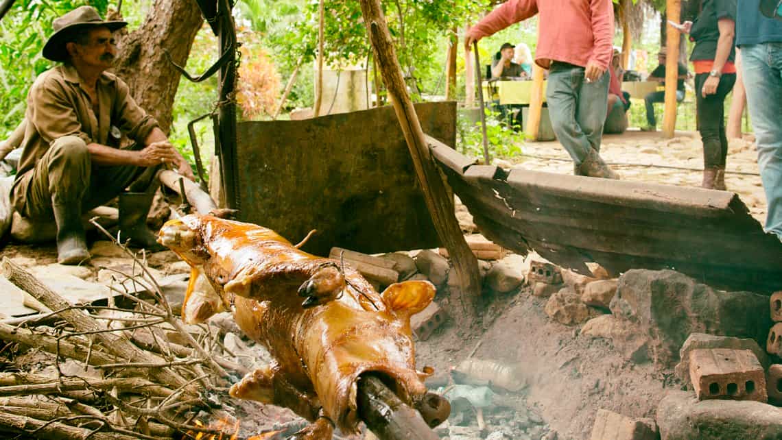 Cerdo asado en pua, tipico banquete de los campesinos cubanos