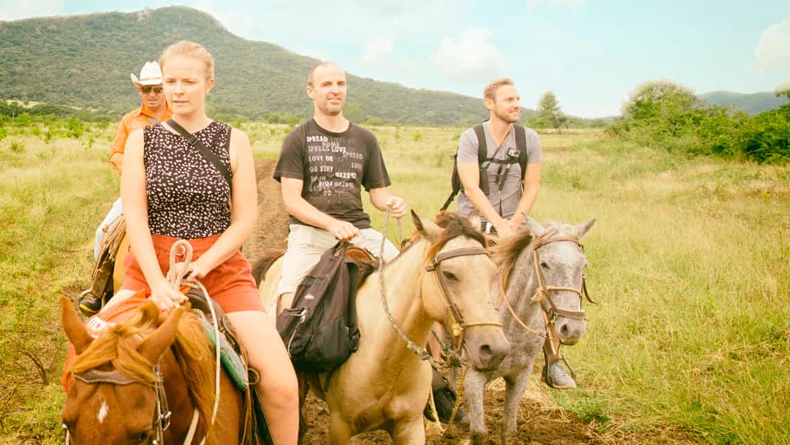 Turistas disfrutan de recorrido a caballo hacia el Hoyo del Pilón en las inmediaciones de Trinidad