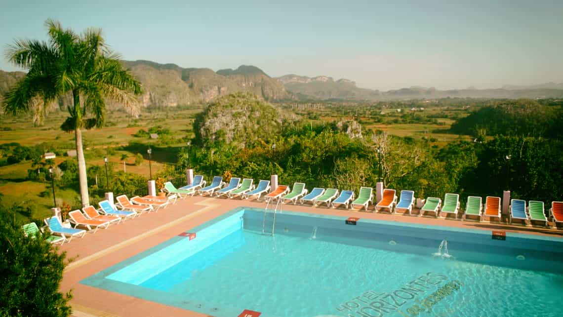 Vista del Valle de Viñales desde una de las habitaciones con vista a la piscina del Hotel Los Jazmines
