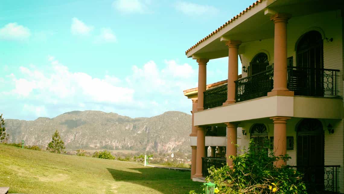 Vista del Valle de Viñales desde el Hotel La Ermita