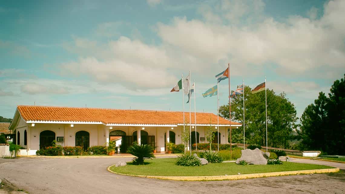 Entrada y fachada del lobby del Hotel La Ermita