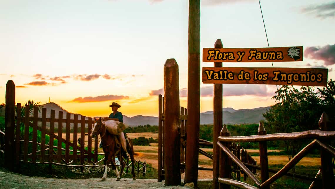 Campesino cubano a caballo entra ela zona protegida del Valle de los Ingenios en Sancti Spiritus