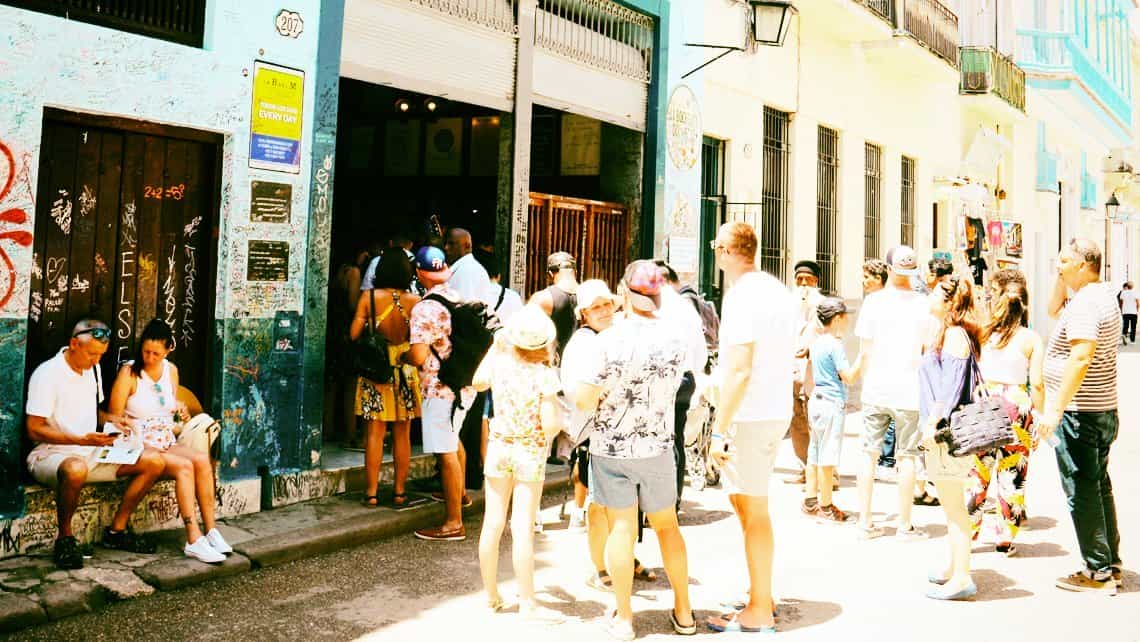 Turistas se toman fotos a la entrada de La Bodeguita del Medio, el templo cubano del mojito