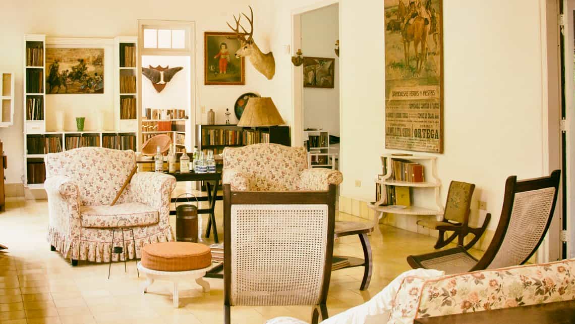 Detalle del salon principal de la Finca Vigia, residencia de Ernest Hemingway en Cuba