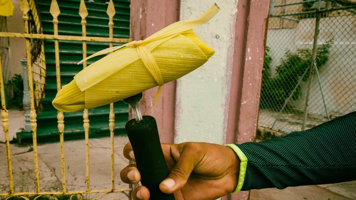 Tamalero pregona sus tamales por las calles de La Habana