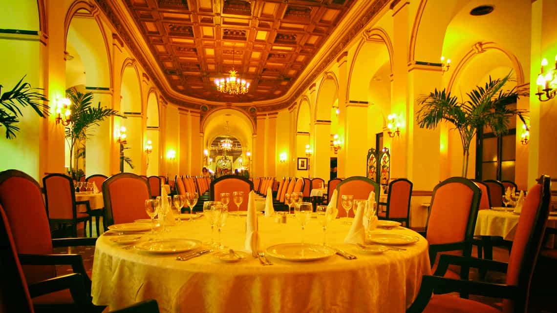 Vista del comedor Aguiar en una noche de cena de gala en el Hotel Nacional de Cuba