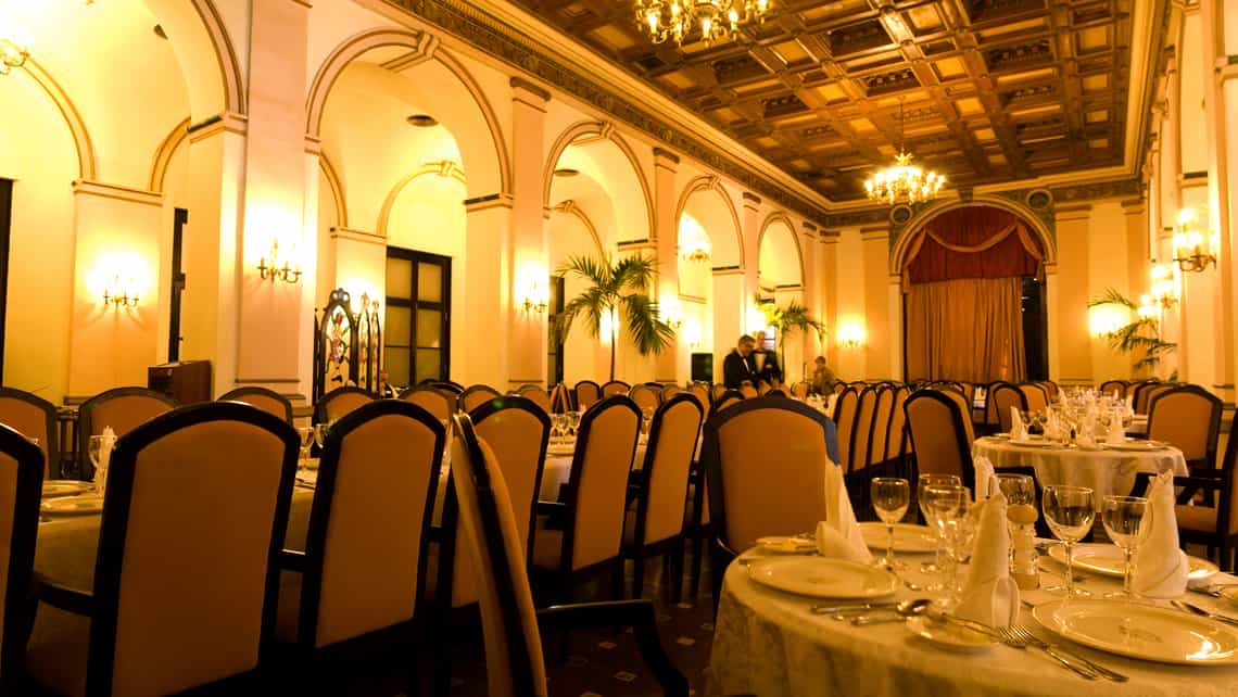Comedor Aguiar del Hotel Nacional de Cuba, detalles de la decoracion y techo atersonado
