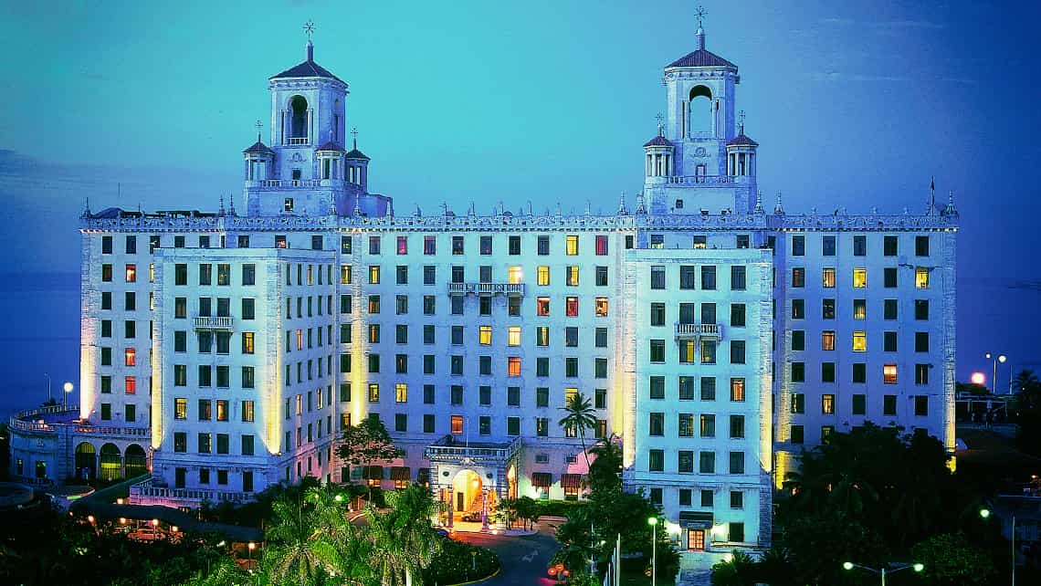 El Hotel Nacional de Cuba, joya de la industria de viajes de CUba visto de noche