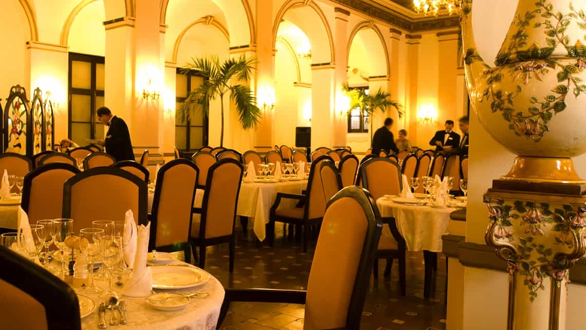 Jarrones de porcelana decoran el Comedor Aguiar del Hotel Nacional de Cuba