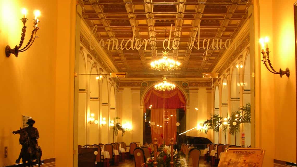 Puerta de enstrada que da bienvenida a los visitantes del Comedor Aguiar del Hotel Nacional de Cuba