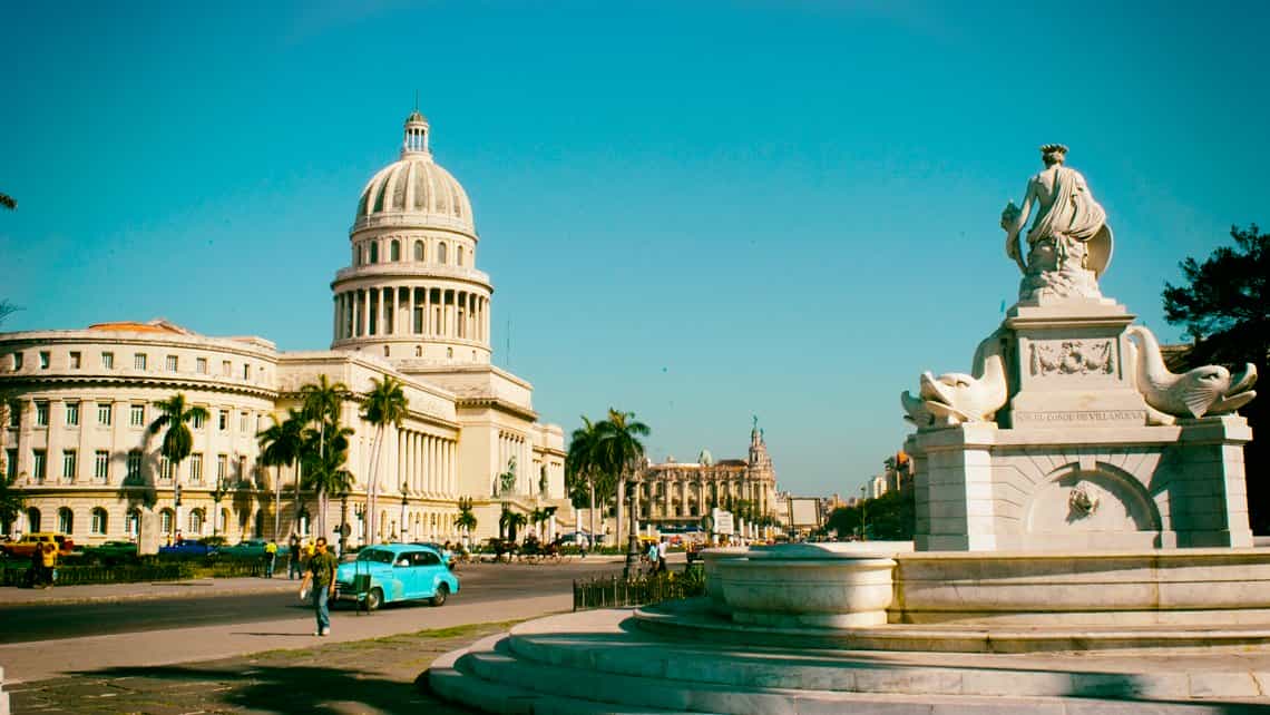 Fuente de la India o La Noble Habana, al fondo el Capitolio Nacional