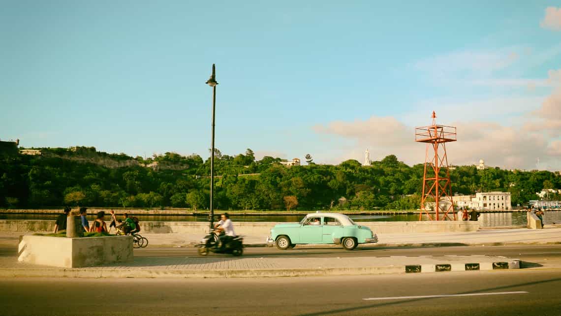 Malecon de La Habana, al fondo el Cristo de La Habana en Casablanca