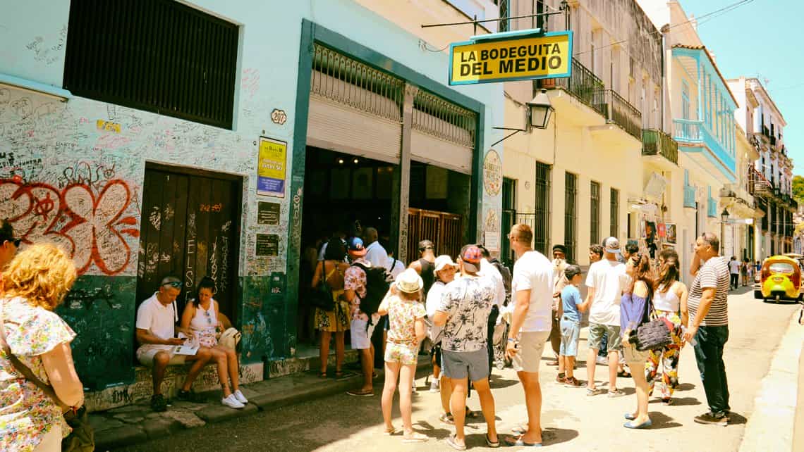 Turistas se aglomeran en La Bodeguita del Medio en la Calle Empedrado de La Habana Vieja