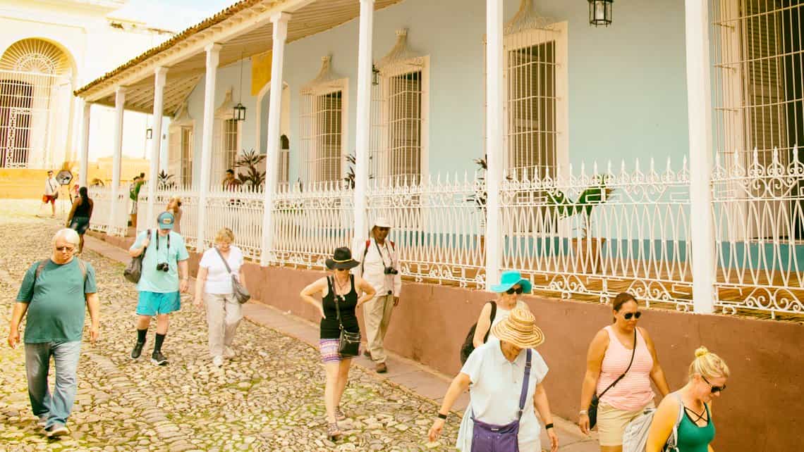 Turistas recorren la Plaza Mayor de Trinidad, justo frente al Museo de Arquitectura Colonial