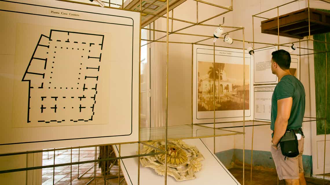 Turistas observa con detenimiento artefactos en exposicion en el Museo de Arquitectura Colonial de Trinidad