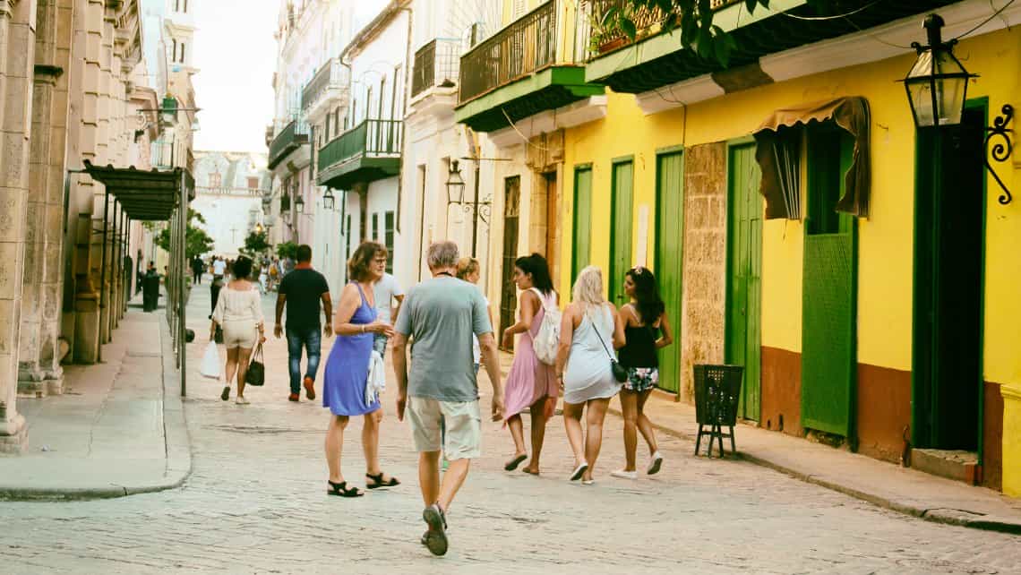 Tursitas circulan por las calles de La Habana Vieja