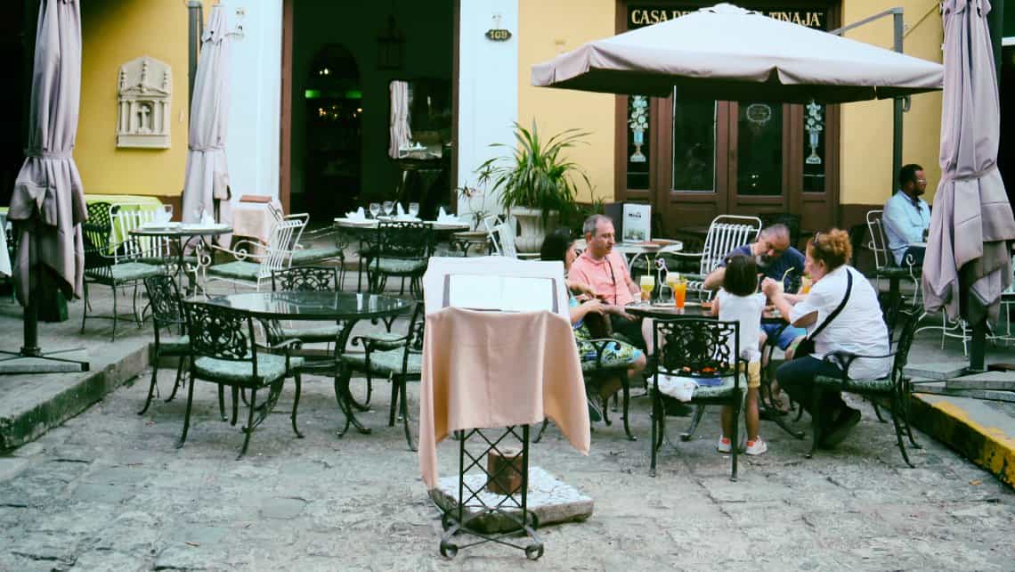 Turistas disfrutan de cocteles en La Casa de la Tinaja de La Habana Vieja