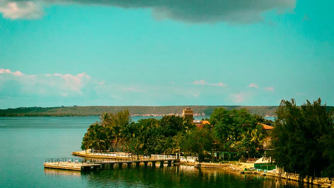 Vista del mar Caribe en la Bahia de Cienfuegos desde el Palacio de Valle