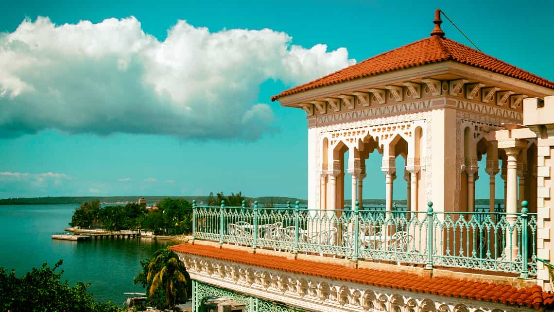 Terraza del Palacio de Valle y las fabulosas vistas de la Bahia de Cienfuegos