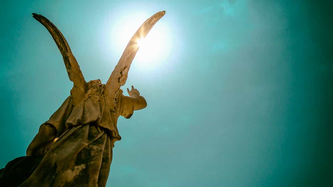 Angle apunta al cielo, en el Cementerio Tomás Acea de la ciudad de Cienfuegos