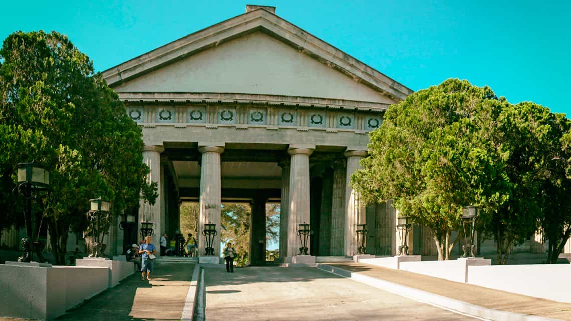 Imponente entrada del Cementerio Tomás Acea al estilo de un templo clasico griego