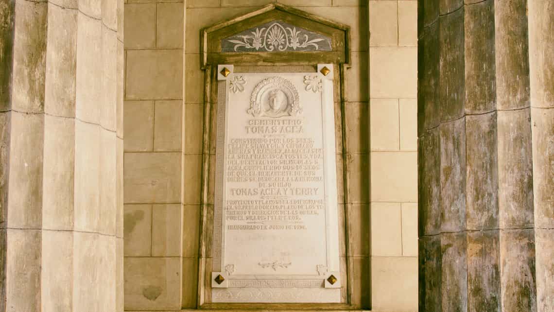 Placa dedicatoria al fundador del Cementerio Tomás Acea