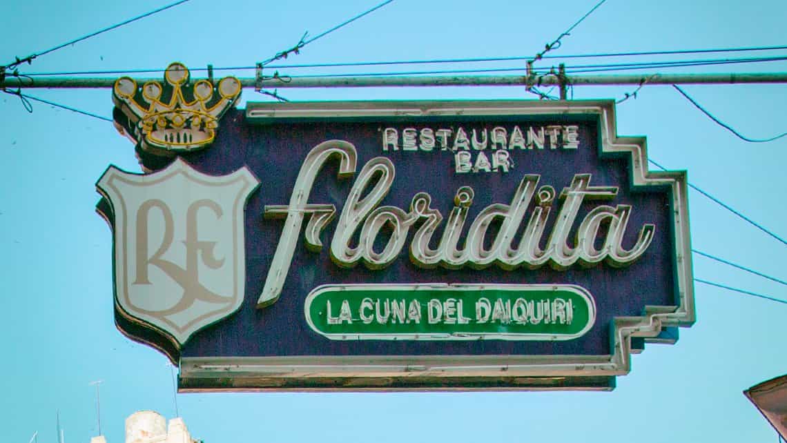 Cartel anuncia al famoso restaurante y bar El Floridita en La Habana Vieja