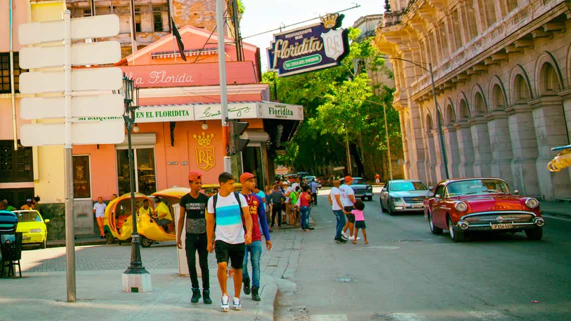 Habaneros caminan por la Plazuela de Albear en La Habana Vieja, al fondo El Floridita