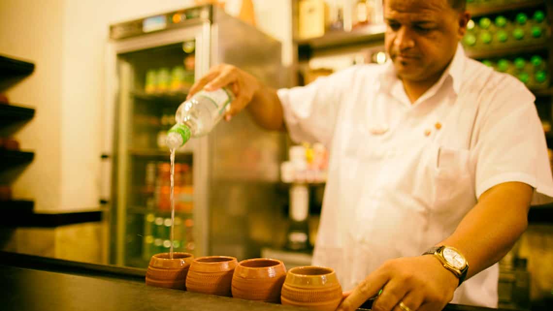 Barman prepara la Canchánchara en el bar del mismo nombre en Trinidad de Cuba