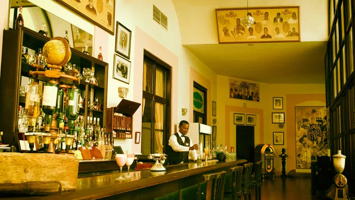 Barman prepara coctel en uno de los bares del Hotel Nacional de Cuba