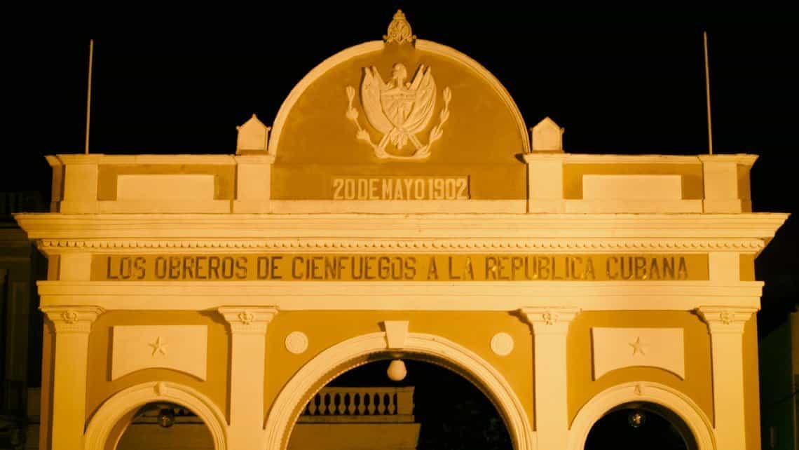 Detalles del Arco de Triunfo en Cienfuegos visto de noche