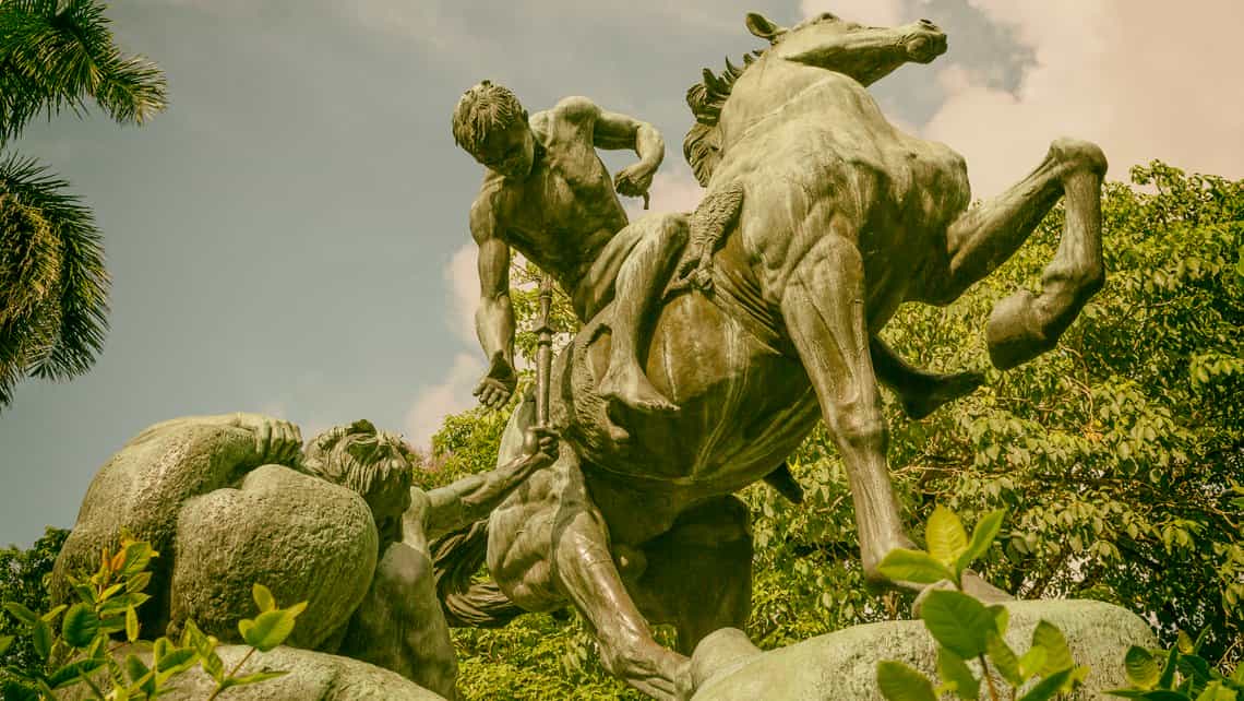 Detalles de la estatua a Los Portadores de Antorcha en La Habana