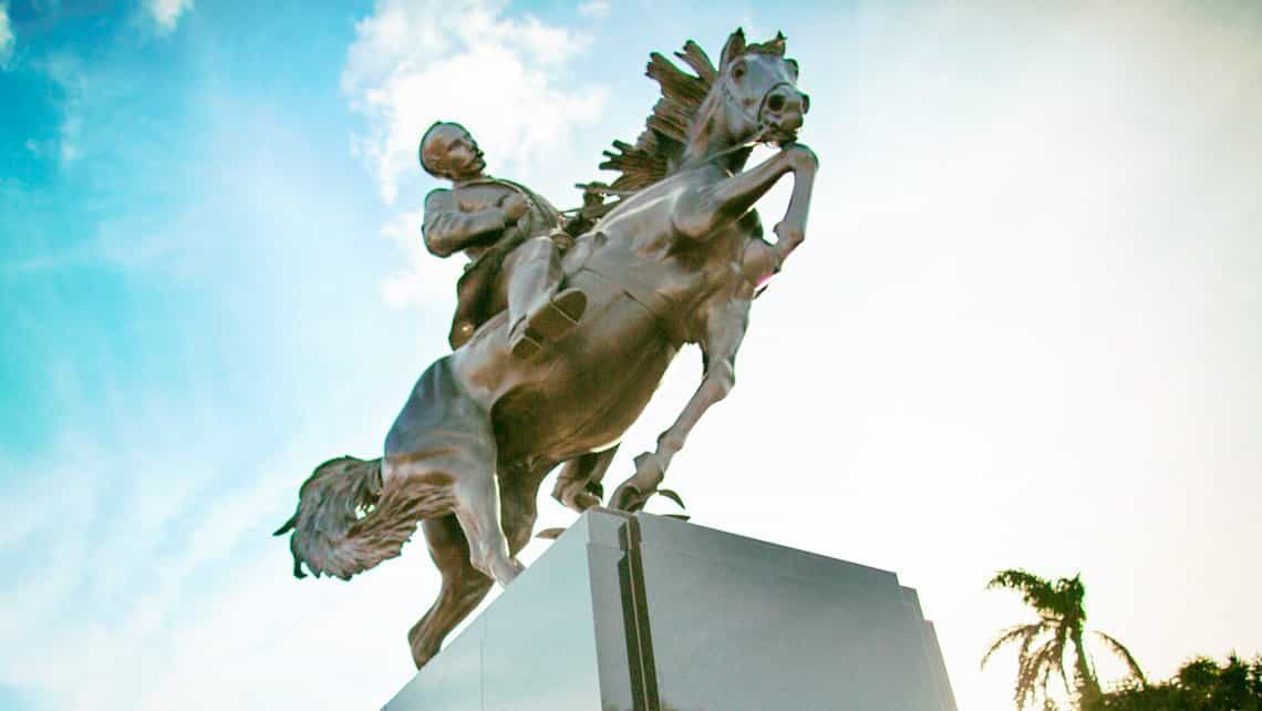 Detalles de la estatua de Jose Marti, al fondo el cielo azul de Cuba
