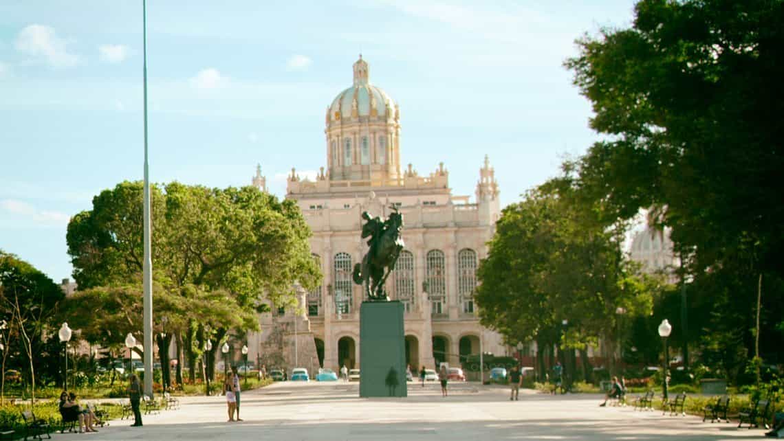 Estatua de Jose Marti en el momento que cae fulminado en Dos Rios, al fondo el Museo de la Revolucion, antiguo Palacio Presidencial