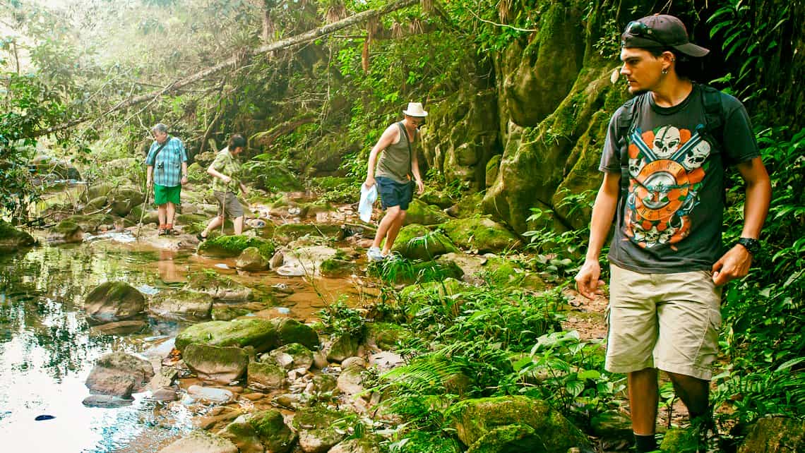 Senderistas recorren los senderos ecologicos de la zona de Topes de Collantes en la Sierra del Escambray