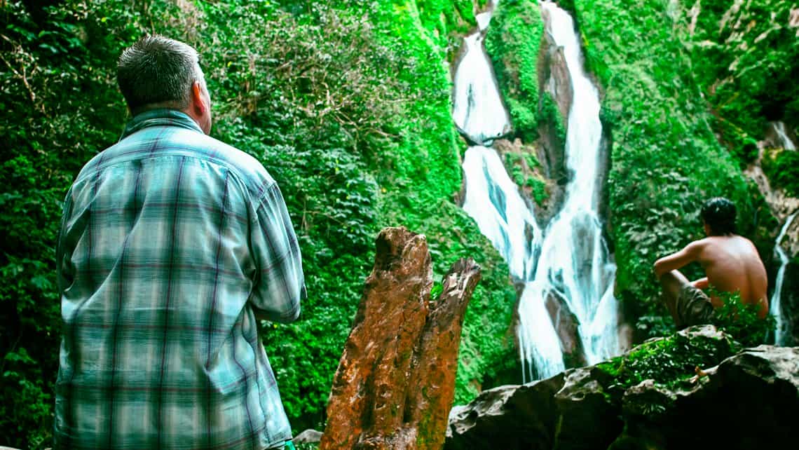 Turistas observan con deleite la caida del agua en el Salto Vega Grande de Topes de Collantes en la provincia de Sancti Spiritus