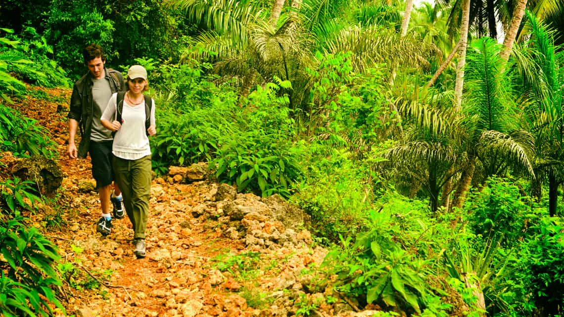 Turistas recorren uno se los senderos del Parque Alejandro de Humboldt cercano a Baracoa