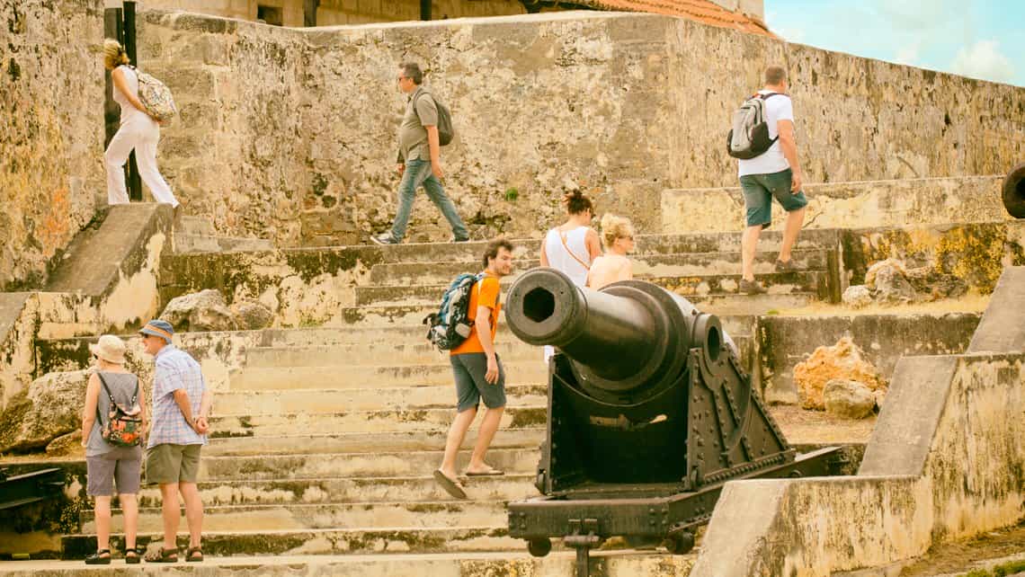 Turistas suben las escaleras que conducen al Castillo de Jagua en Cienfuegos