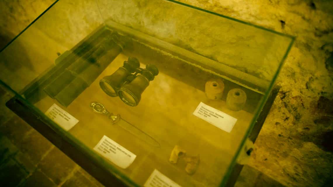 Prismaticos y otras piezas en exposicion en el Museo del Castillo de Jagua en Cienfuegos